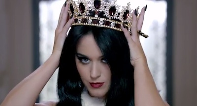 Katy Perry con una corona da regina