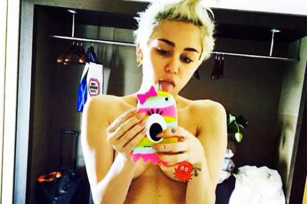 miley cyrus in topless su instagram