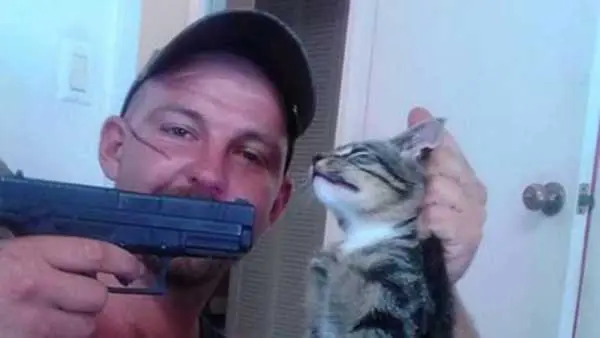 Punta la Pistola contro un Gatto