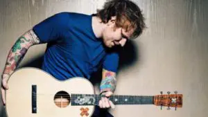Foto con Ed Sheeran che suona la chitarra
