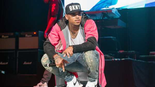 Chris Brown in live sul palco, foto del 2015.