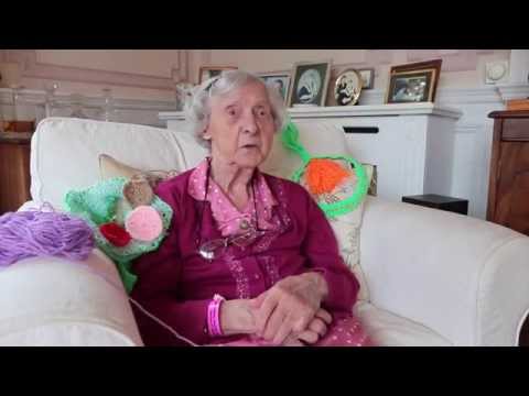 Incontriamo la più vecchia artista di strada. Ha 104 anni.