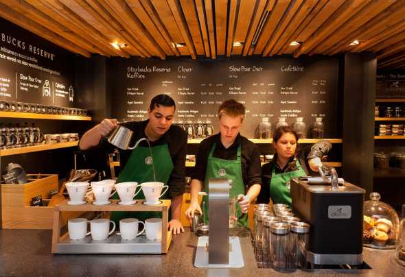 in questa foto è raffigurato il personale di Starbucks al lavoro