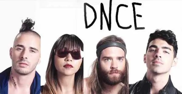 Una foto della band DNCE