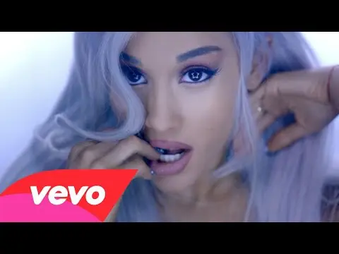 Ariana Grande Focus - Ariana Grande con i capelli bianchi nel video di Focus