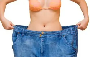 foto di una donna che ha perso parecchio peso da non starci nei propri jeans