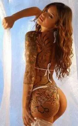 donna sexy con molti tatuaggi sul corpo.