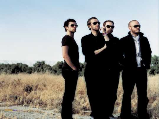 I Coldplay in una foto vestiti di nero