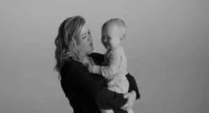 Kelly Clarkson critica il padre nel video di Piece By Piece