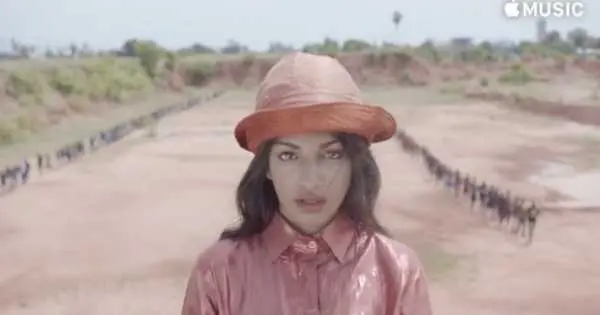 MIA vestita di rosa nel video musicale di Borders