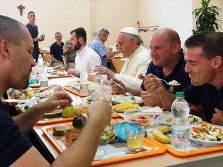 Papa Francesco mangia con i poveri di Firenze per dare esempio ai suoi vescovi