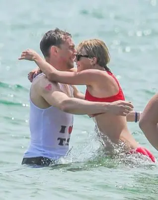 Taylor Swift e Tom Hiddleston al mare