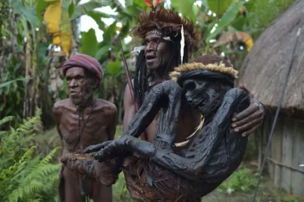 tribù Papua Nuova Guinea conserva i morti