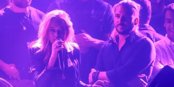 Lindsay Lohan urla contro i fan nel suo club ad Atene. Credits fameflynet