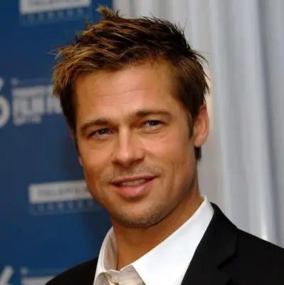 L'attore Brad Pitt in abiti eleganti.