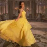 La Bella e La Bestia recensione - Emma Watson col vestito giallo in La Bella e La Bestia.