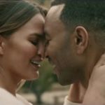 John Legend con la moglie nel video di Love Me Now