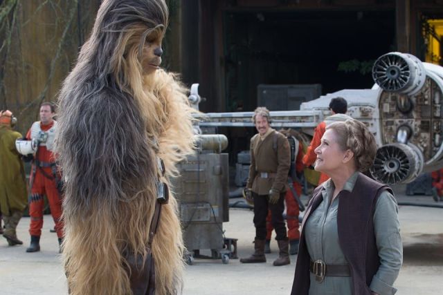 Chewbacca e Carrie Fisher - Principessa Leila - in Star Wars: il Risveglio della Forza
