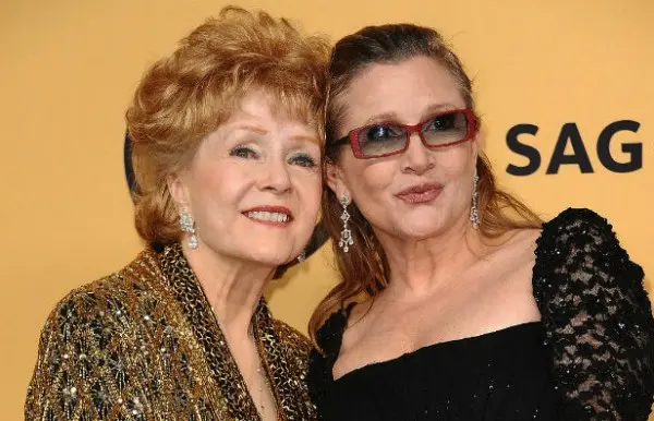 Debbie Reynolds è morta! In questa foto Debbie Reynolds e Carrie Fisher, madre e figlia, morte a pochi giorni di distanza.