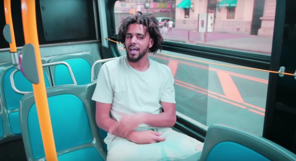 J. Cole in un autobus nel video per False Prophets.