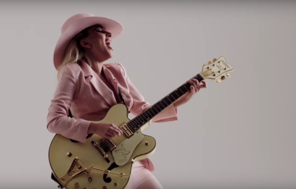 Lady Gaga tutta di rosa nel video per Million Reasons.