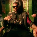 Usher nel video per Party di Chris Brown.