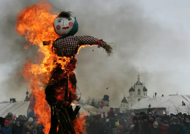 tradizione a capodanno in Ecuador - Bruciare uno Spaventapasseri