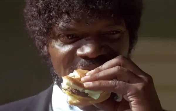 Samuel L. Jackson morde il Big Kahuna Burger in Pulp Fiction