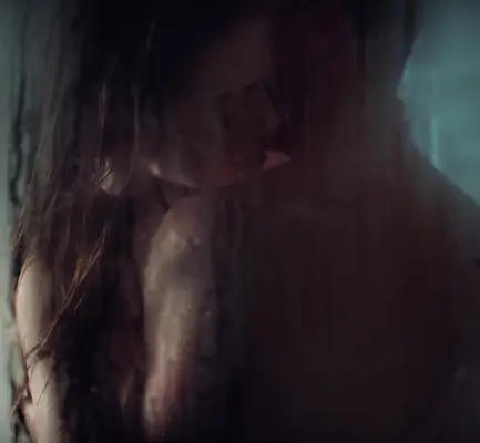 Martin Garrix e Dua Lipa nudi in doccia nel video per Scared To Be Lonely.