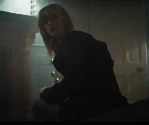 Taylor Swift nel video per I Don’t Wanna Live Forever.