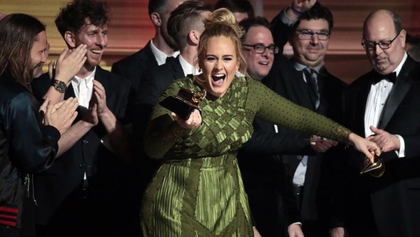 Adele spezza in due un Grammy per darne un pezzo a Beyoncé.