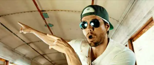Enrique Iglesias a l'Avana nel video per Subeme La Radio