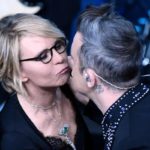 Maria De Filippi bacia Robbie Williams durante il Festival di Sanremo 2017.