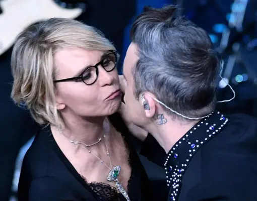 Maria De Filippi bacia Robbie Williams durante il Festival di Sanremo 2017.