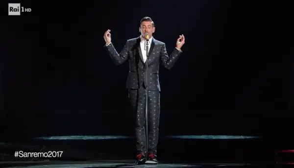 Occidentali's Karma di Francesco Gabbani nella finale di Sanremo 2017