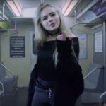 Sabrina Carpenter nel video per Thumbs