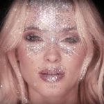 Zara Larsson cosparsa di glitter nel video per So Good