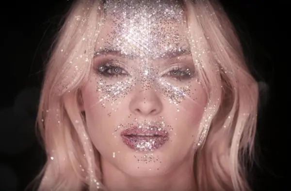 Zara Larsson cosparsa di glitter nel video per So Good