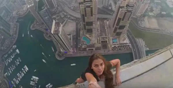 modella di 22 anni è stata criticata per le foto pericolose sopra un grattacielo