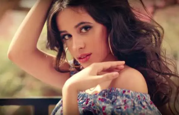 Camila Cabello nel video di Hey Ma.