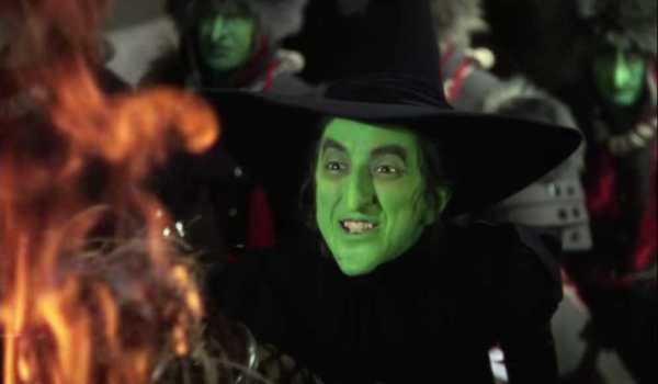Margaret Hamilton come la Strega Dell'Ovest nel mago di Oz.