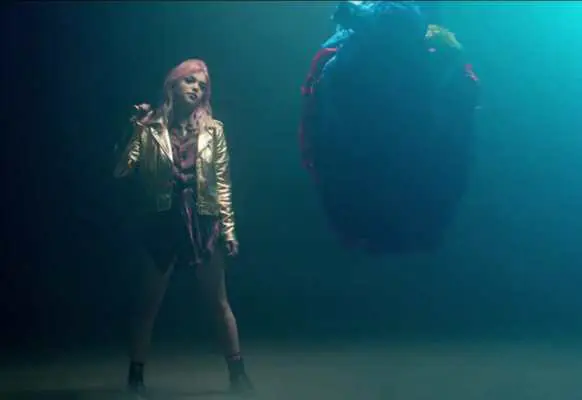 Hey Violet nuova canzone Break My Heart - Rena Lovelis nel video.