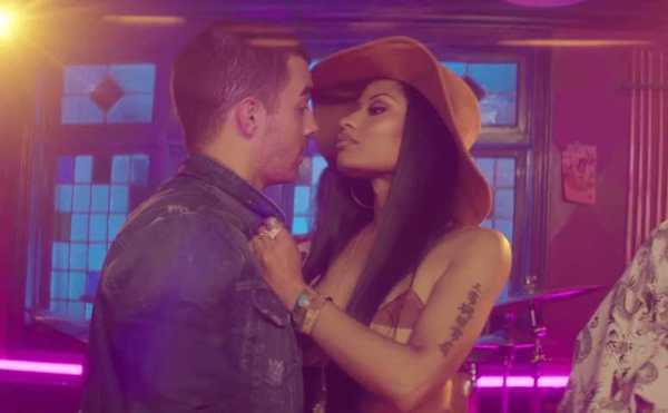 Nicki Minaj prova a baciare Joe Jonas nel video di Kissing Strangers.