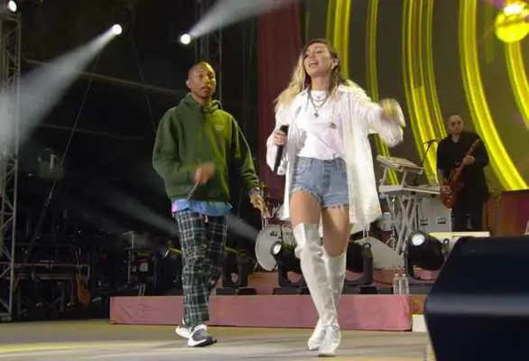 Pharrell Williams e Miley Cyrus cantano Happy al concerto di Manchester organizzato da Ariana Grande.