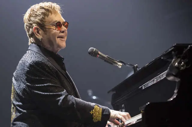 Elton John al piano