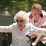 Macklemore nel video di Glorious con la nonna