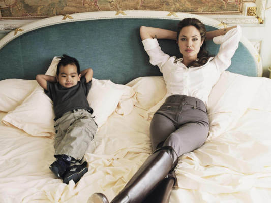 Angelina Jolie Netflix bambini cambogiani