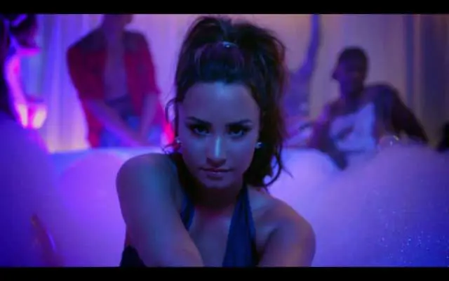 Demi Lovato nel video di Sorry Not Sorry