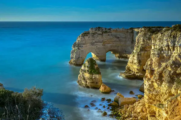 Una foto di Marinha beach - Algarve