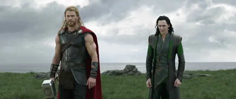 Tutti i film della Marvel - Thor Ragnarok Recensione - Tom Hiddleston e Chris Hemsworth